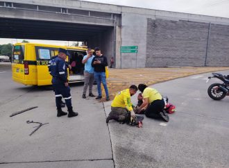 DOS PERSONAS RESULTAN AFECTADAS EN ACCIDENTE DE MOTOCICLETA EN EL REDONDEL CLAUDIA LARS