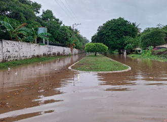 INUNDACIÓN AFECTA TRAMO DEL BULEVAR CONCHALÍO EN PUERTO DE LA LIBERTAD