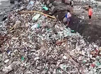 TONELADAS DE BASURA CUBREN PLAYA EN GUATEMALA Y GENERAN PREOCUPACIÓN POR EL IMPACTO AMBIENTAL
