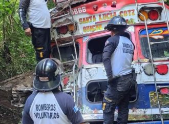 GUATEMALA; AUTOBÚS CAE A UN BARRANCO EN CHICHICASTENANGO Y DEJA AL MENOS 14 PERSONAS LESIONADAS