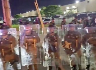 DECENAS DE MANIFESTANTES SON DETENIDOS TRAS INCUMPLIR TOQUE DE QUEDA CERCA DE DELANEY HALL