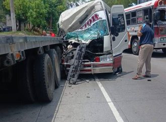 UNA PERSONA FALLECIÓ Y OCHO MÁS RESULTARON LESIONADAS EN ACCIDENTE DE TRÁNSITO DE UN MICROBÚS EN ANTIGUO CUSCATLÁN
