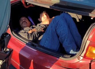CIUDADANO ESTADOUNIDENSE ENFRENTA CARGOS TRAS SER DETENIDO POR PRESUNTO CONTRABANDO DE MIGRANTES EN CALIFORNIA