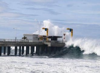 MANTIENEN ADVERTENCIA POR OLEAJE ELEVADO Y CORRIENTES FUERTES EN LA COSTA SALVADOREÑA