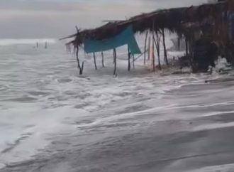 MANTIENEN VIGILANCIA POR INCREMENTO DEL OLEAJE EN LA COSTA DE ACAJUTLA
