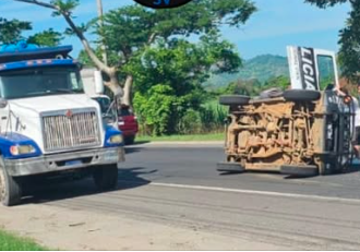 DOS AGENTES DE LA PNC RESULTAN LESIONADOS EN ACCIDENTE DE TRÁNSITO EN GUAZAPA
