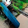 RASTRA CAE A UNA QUEBRADA EN LA CARRETERA ANTIGUA A NEJAPA Y DEJA DAÑOS MATERIALES