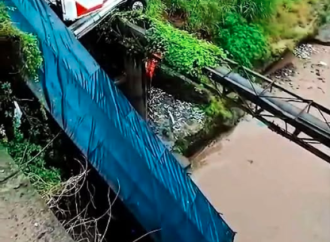 RASTRA CAE A UNA QUEBRADA EN LA CARRETERA ANTIGUA A NEJAPA Y DEJA DAÑOS MATERIALES