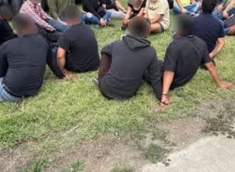 DETIENEN A CONDUCTOR TRAS HALLAR A 20 MIGRANTES OCULTOS EN TRACTOR-REMOLQUE CERCA DE LAREDO