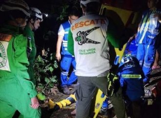 RESCATAN A HOMBRE TRAS CAER EN TERRENO ESCABROSO EN SANTO TOMÁS