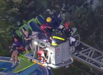 FALLA EN JUEGO MECÁNICO DEJA A VARIOS NIÑOS Y ADULTOS ATRAPADOS POR DOS HORAS EN NUEVA YORK