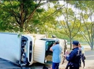 CAMIÓN VUELCA Y GENERA FUERTE CONGESTIONAMIENTO EN LA CARRETERA PANAMERICANA, EN SAN PEDRO PERULAPÁN