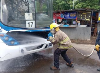BOMBEROS ATIENDEN CONATO DE INCENDIO EN UN AUTOBÚS SOBRE LA CARRETERA DE SANTA ANA A SONSONATE