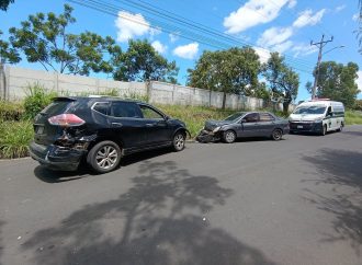 ACCIDENTE DE TRÁNSITO EN SANTA ANA INVOLUCRA TRES VEHÍCULOS; UNA MUJER ES ATENDIDA EN EL LUGAR