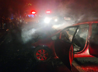 DOS PERSONAS LESIONADAS Y UN VEHÍCULO INCENDIADO TRAS FUERTE ACCIDENTE EN EL BULEVAR VENEZUELA