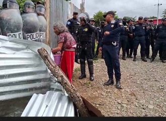 HIJO PROMOVIÓ PROCESO JUDICIAL QUE TERMINA CON EL DESALOJO DE SU MADRE DE 72 AÑOS EN UNA ALDEA EN GUATEMALA
