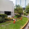 AUTOMOVILISTA CHOCA CONTRA CERCA METÁLICA DE IGLESIA Y SE RETIRA DEL LUGAR EN SAN SALVADOR