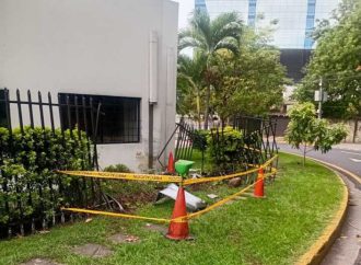 AUTOMOVILISTA CHOCA CONTRA CERCA METÁLICA DE IGLESIA Y SE RETIRA DEL LUGAR EN SAN SALVADOR