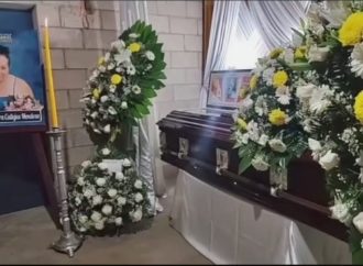 FAMILIARES Y AMIGOS DAN EL ÚLTIMO ADIÓS A HILDAURA CALLEJAS EN VICTORIA, CABAÑAS