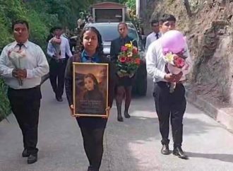 DESPIDEN A YEIMY FLORES, BAILARINA DE LAS NENAS DEL GRUPO CAÑA, EN SAN JUAN TALPA