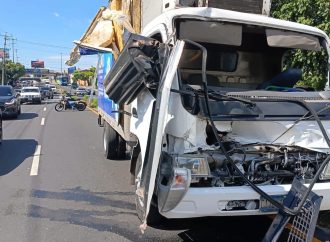CAMIÓN DE CARGA IMPACTA CONTRA UNA VIVIENDA EN SAN SALVADOR Y DEJA DOS PERSONAS LESIONADAS