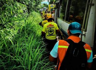 CUATRO PERSONAS RESULTAN LESIONADAS EN ACCIDENTE ENTRE UNA COASTER DE LA RUTA 140 Y UN SEDÁN EN ILOPANGO