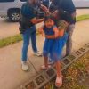 NIÑA SUPLICA A AGENTES DE ICE MIENTRAS DETIENEN A SU MADRE EN HOUSTON