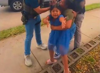 NIÑA SUPLICA A AGENTES DE ICE MIENTRAS DETIENEN A SU MADRE EN HOUSTON