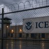 RESIDENTE PERMANENTE DEMANDA AL GOBIERNO DE EE. UU. TRAS SIETE MESES BAJO CUSTODIA DE ICE