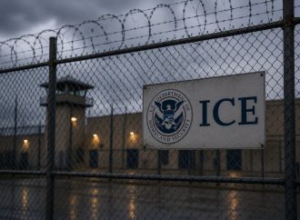 RESIDENTE PERMANENTE DEMANDA AL GOBIERNO DE EE. UU. TRAS SIETE MESES BAJO CUSTODIA DE ICE