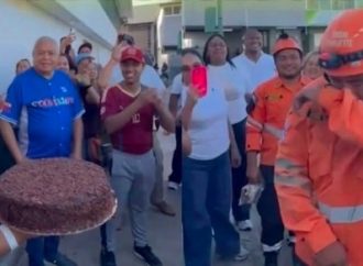 VENEZOLANOS SORPRENDEN A RESCATISTA SALVADOREÑO CON UN PASTEL DE CUMPLEAÑOS EN MEDIO DE LAS LABORES DE EMERGENCIA