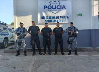 TRES AGENTES POLICIALES DESTACADOS EN SANTA ANA OESTE FUERON CAPTURADOS POR EXIGIR DINERO EN UN RETEN