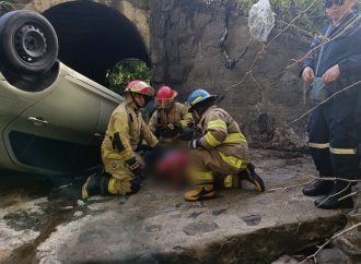 AUTOMÓVIL CAE A UNA QUEBRADA EN TECOLUCA Y CONDUCTOR ES RESCATADO CON VIDA