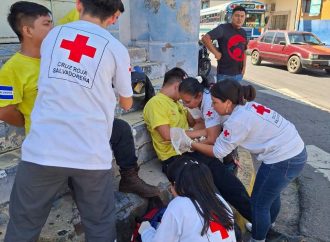 CINCO LESIONADOS DEJA CHOQUE ENTRE DOS MOTOCICLETAS EN SONSONATE; AMBULANCIA DE COMANDOS DE SALVAMENTO TAMBIÉN SUFRE ACCIDENTE