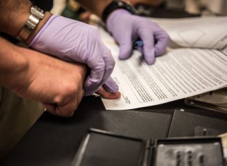 MÁS DE 300,000 BENEFICIARIOS DEL TPS PODRÍAN PERDER SU AUTORIZACIÓN LABORAL TRAS MEDIDA DEL GOBIERNO DE TRUMP