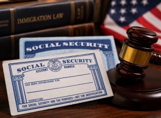 JUEZ FEDERAL BLOQUEA TEMPORALMENTE PLAN DE TRUMP PARA RETIRAR PERMISOS DE TRABAJO A MILES DE INMIGRANTES
