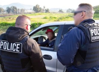 TRUMP DEFIENDE LOS RETENES VEHICULARES DE ICE TRAS RECIENTES OPERATIVOS BAJO INVESTIGACIÓN