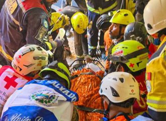 RESCATISTAS LOGRAN SALVAR A HOMBRE ATRAPADO DURANTE MÁS DE 72 HORAS BAJO LOS ESCOMBROS EN VENEZUELA