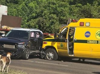 AMBULANCIA DE COMANDOS DE SALVAMENTO CHOCA CONTRA CAMIONETA CUANDO SE DIRIGÍA A ATENDER UNA EMERGENCIA EN ACAJUTLA