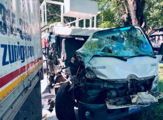 ACCIDENTE ENTRE CAMIÓN Y TRÁILER DEJA UNA PERSONA LESIONADA EN CIUDAD ARCE