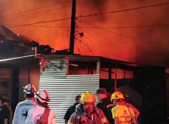 INCENDIO DESTRUYE CERCA DE 40 PUESTOS EN EL MERCADO DE ARMENIA, SONSONATE