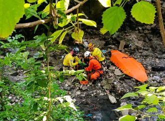 RESCATAN A PERSONA QUE CAYÓ AL FONDO DE UN BARRANCO EN SOYAPANGO