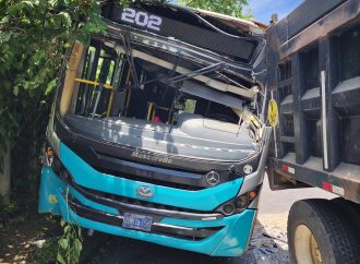 BUS DE LA RUTA 202 COLISIONA CONTRA VOLQUETA EN CARRETERA DE SANTA ANA A SAN SALVADOR