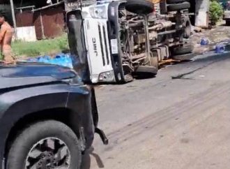 CAMIÓN SIN FRENOS EMBISTE A DOS MOTOCICLISTAS Y UNA CAMIONETA EN SONSONATE