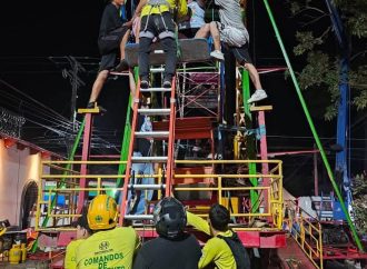 MÁS DE 15 PERSONAS QUEDARON ATRAPADAS EN LO ALTO DE “LA CHICAGO” DURANTE FIESTAS PATRONALES DE IZALCO