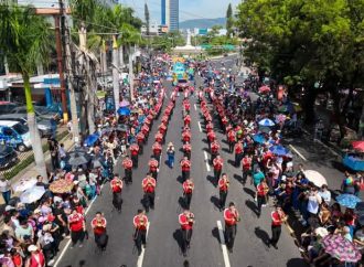 MILES DE PERSONAS DISFRUTAN DEL TRADICIONAL DESFILE DEL COMERCIO EN SAN SALVADOR