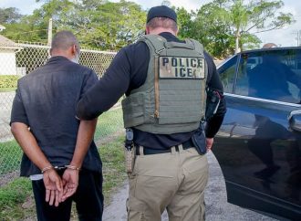 JUEZA FEDERAL DE LOS ÁNGELES ANALIZA LIMITAR ARRESTOS MIGRATORIOS DE ICE SIN ORDEN JUDICIAL