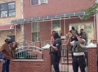 VECINOS CONFRONTAN A AGENTES DE ICE DURANTE OPERATIVO EN NUEVA YORK