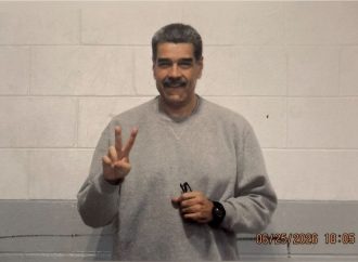 MADURO DESDE BROOKLYN: SONRISA, “V” DE VICTORIA Y MENSAJE DE “ESTAMOS FIRMES”