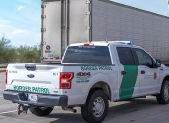 LA MIGRA DETIENE A 95 CAMIONEROS EN ARIZONA; LA MAYORÍA TENÍA LICENCIAS EMITIDAS EN CALIFORNIA